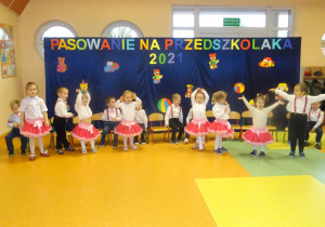 Grupa dzieci śpiewa piosenkę.